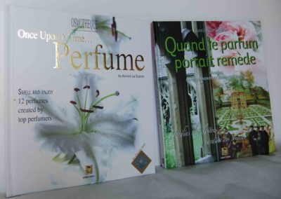 12 parfums de grands créateurs encapsulés dans un livre olfactif